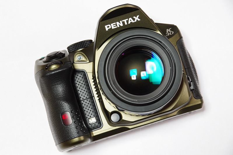 標準レンズ」に返り咲いた老兵 FA50mmF1.4はPENTAX K-1に良く似合う 